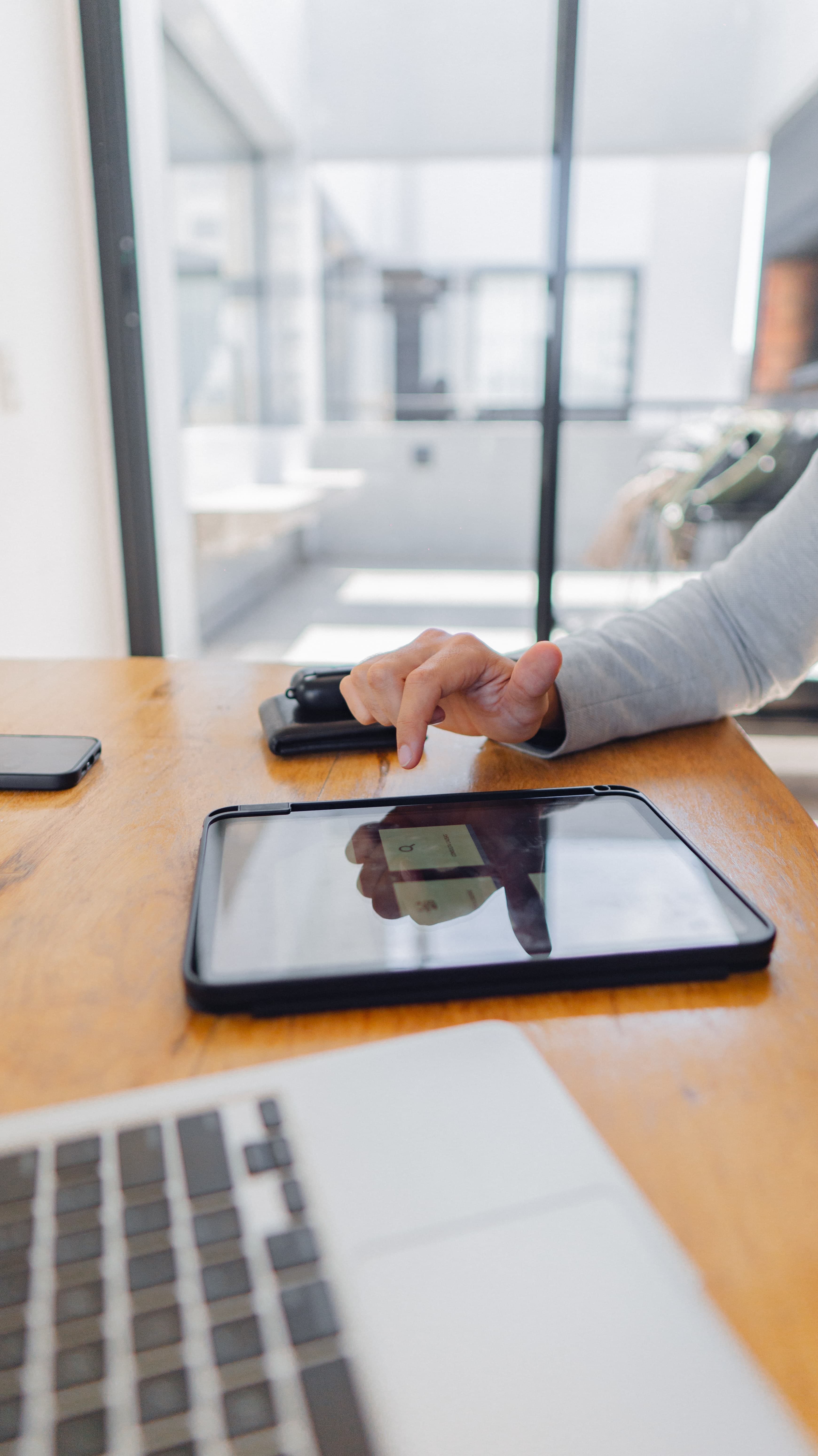 Revisión de documentos en una tablet